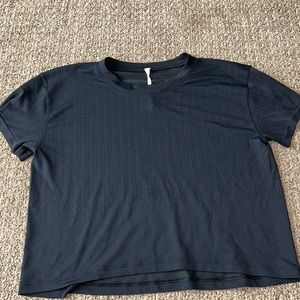 black cropped lululemon shirt